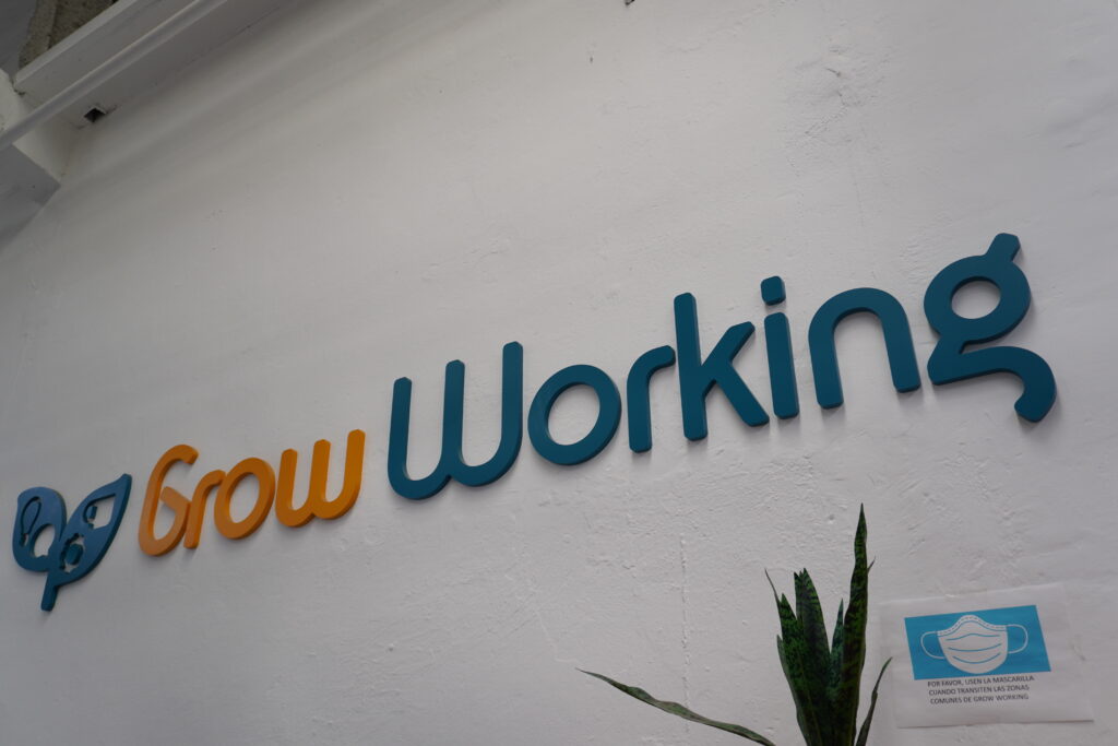 Rótulo de Grow Working en el espacio de coworking en Huelin, Málaga