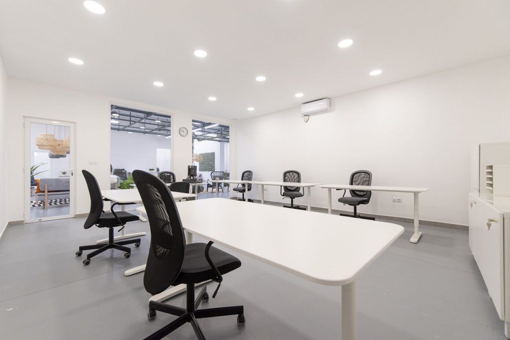 Oficina privada en coworking de Huelin, Málaga – espacio luminoso y profesional.
