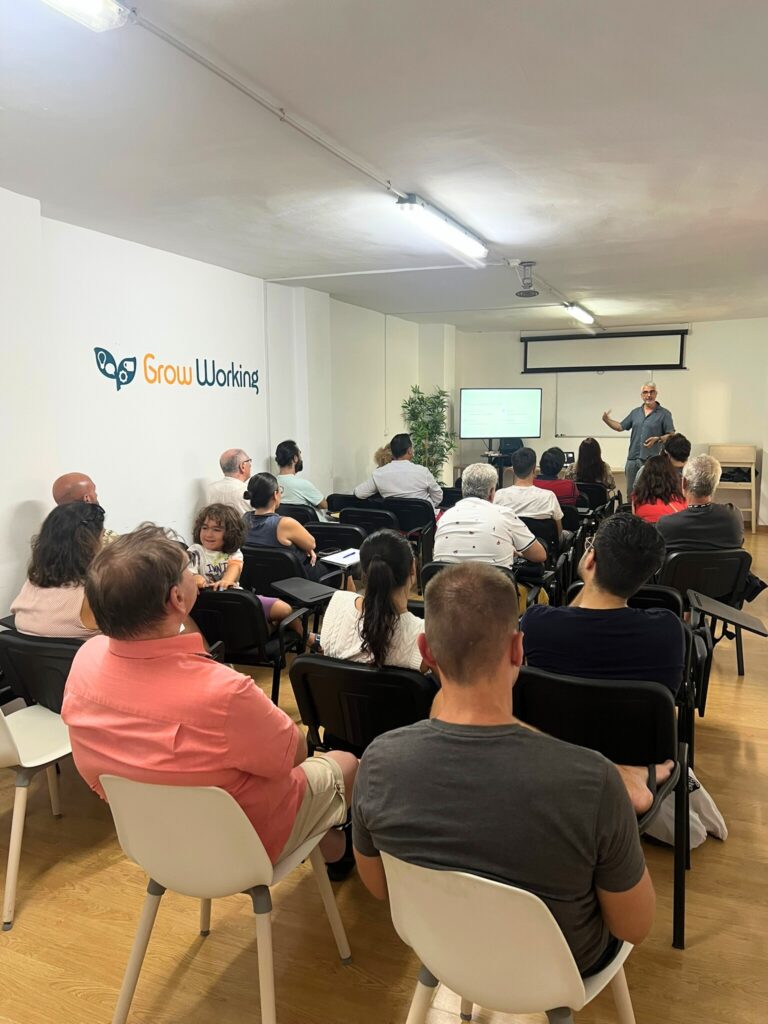 Asistentes participando en el evento de inteligencia artificial con Nacho Gutiérrez en Grow Working Málaga.