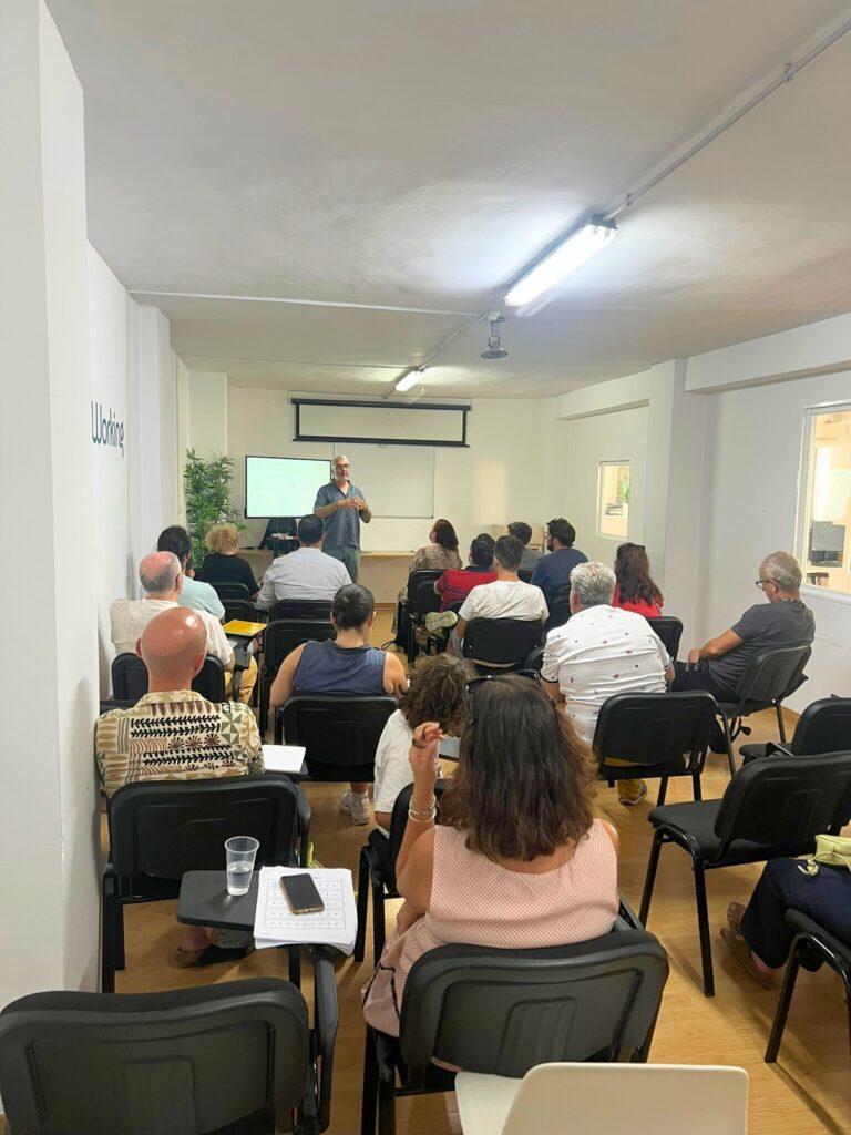 Nacho Gutiérrez impartiendo el evento IA en Málaga como taller de productividad en Grow Working Málaga.
